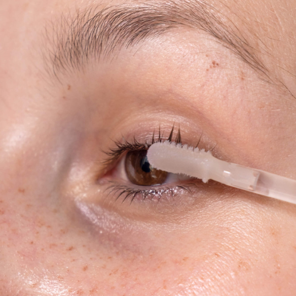 Meme Eyebrow & Eyelash Booster Serum for Regrowth applying on eyelash